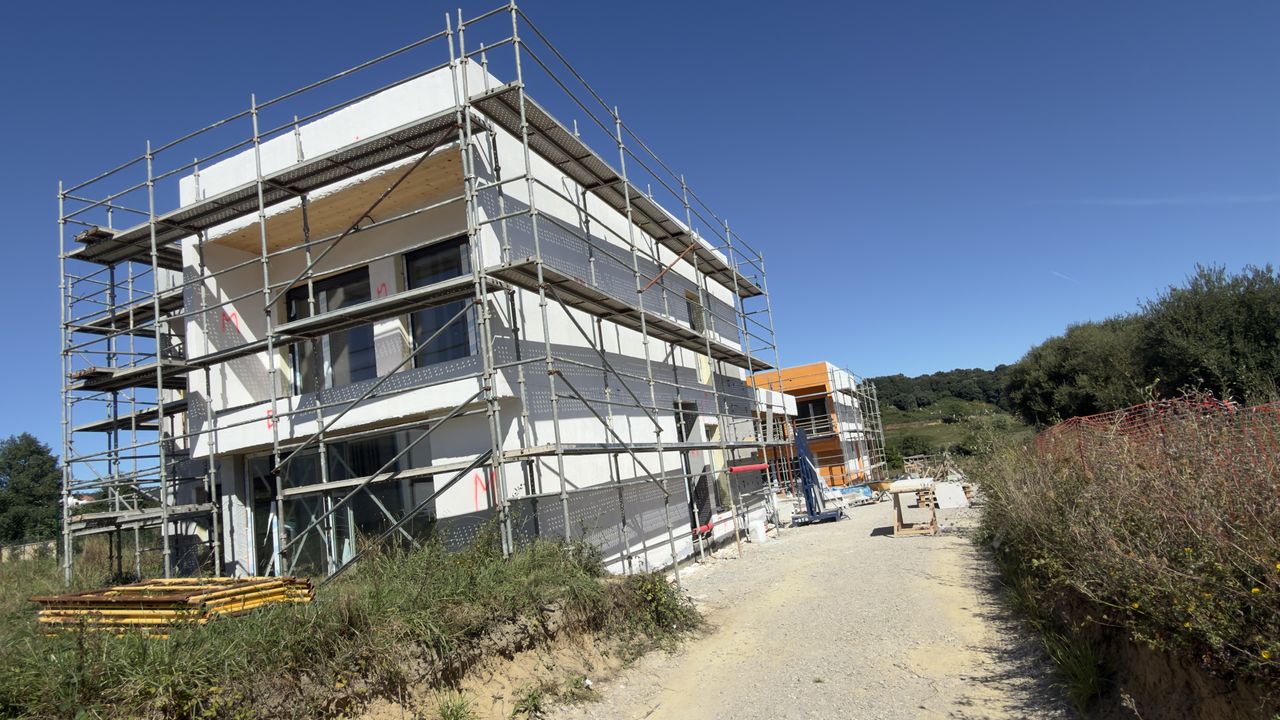 Vivienda con estructura de madera en construcción
