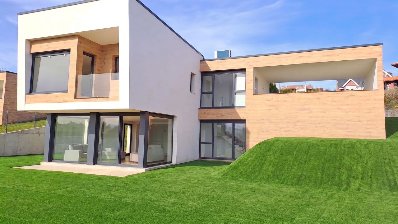 Vivienda con volumen en voladizo y fachada de ladrillo