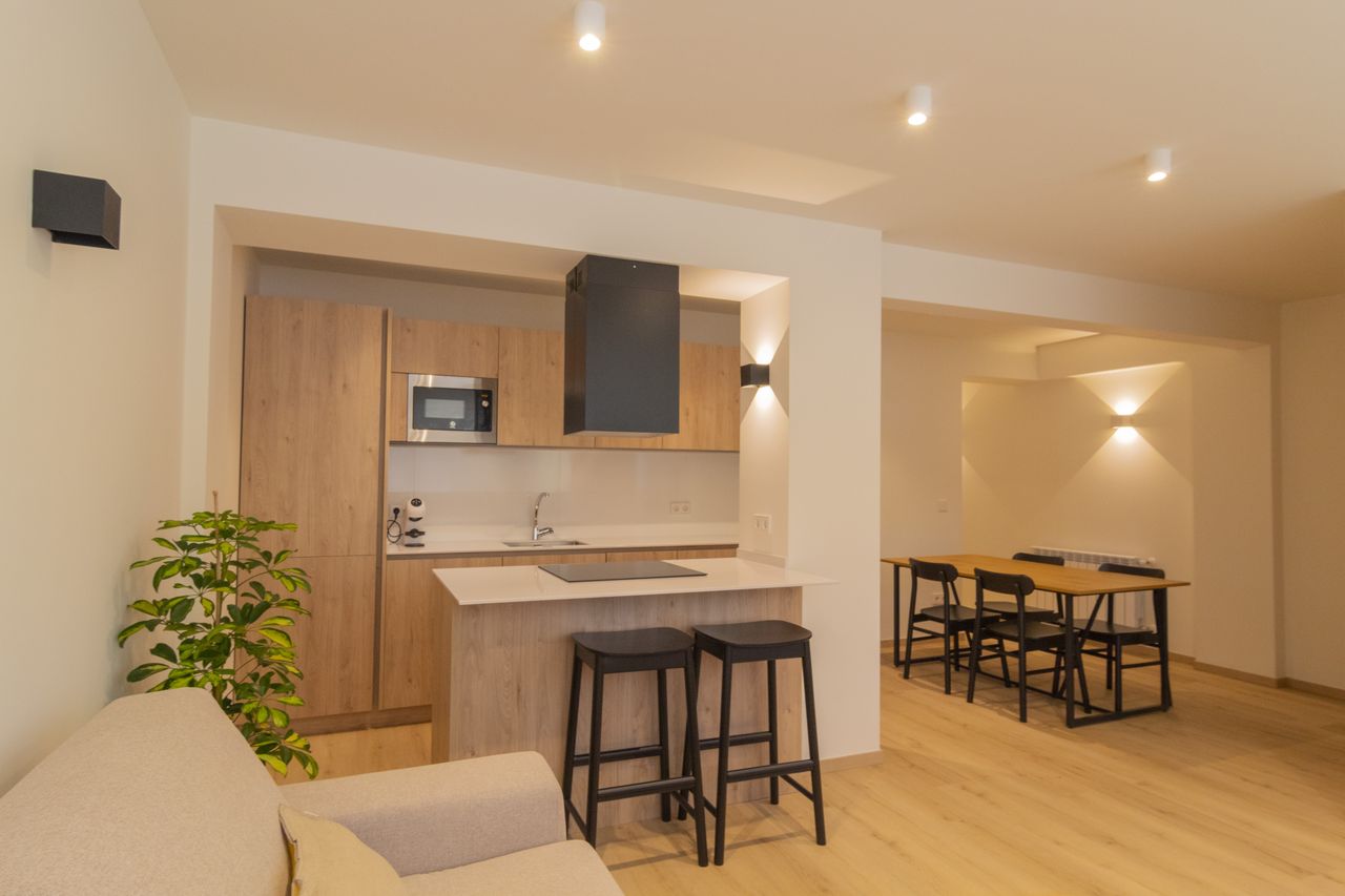 Cocina y comedor de una vivienda turística en El Sardinero, Santander