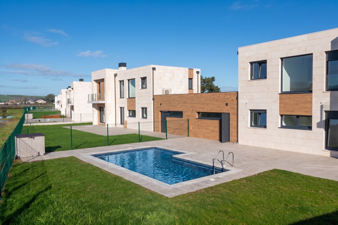Chalets de Los Senderos con piscina y jardín