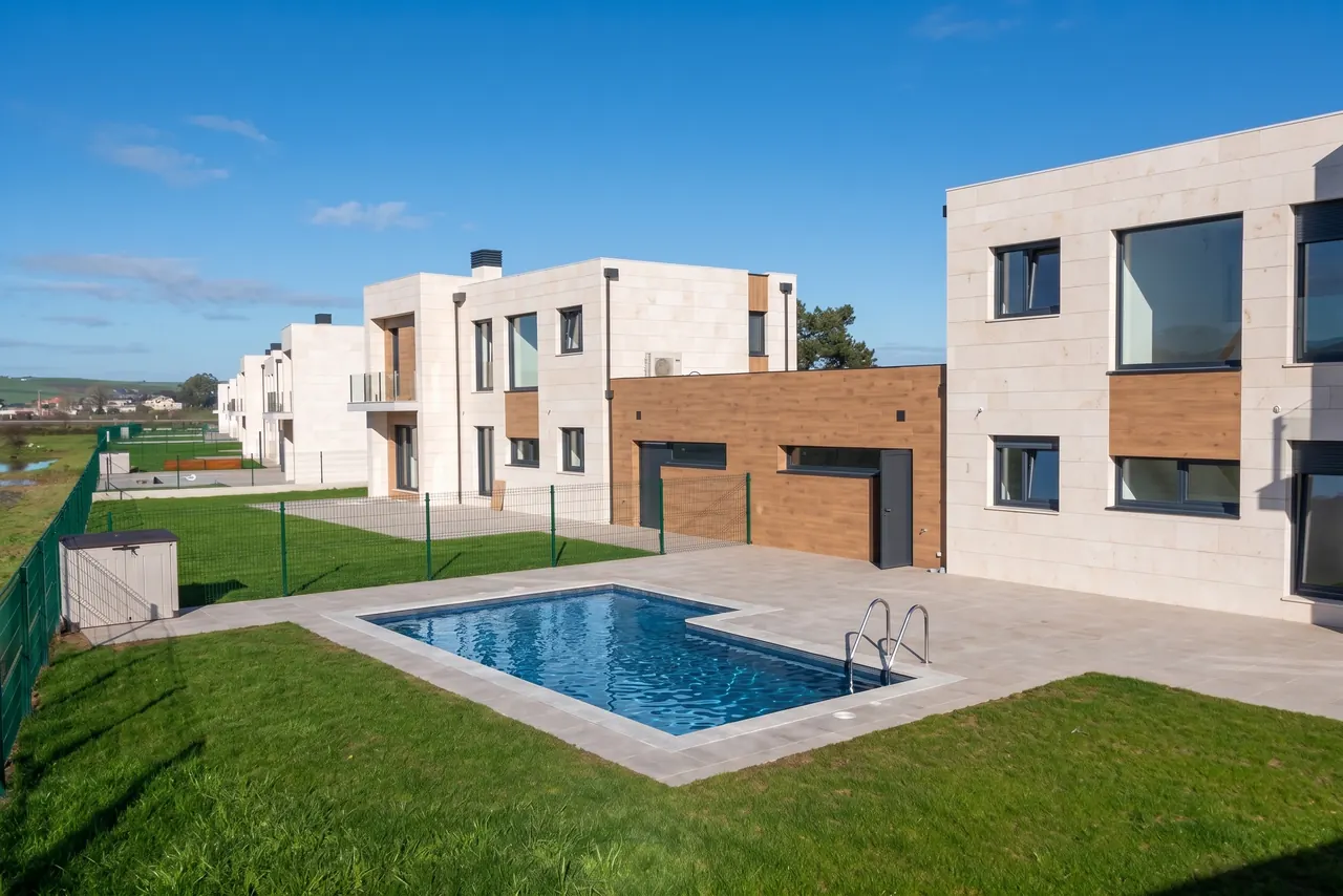 Chalets de Los Senderos con piscina y jardín